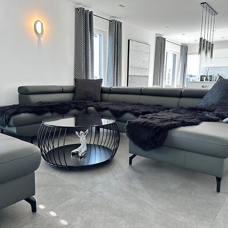 Ferienwohnung Black White Raubling Exterior foto