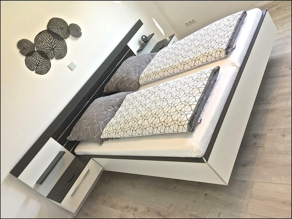 Ferienwohnung Black White Raubling Exterior foto