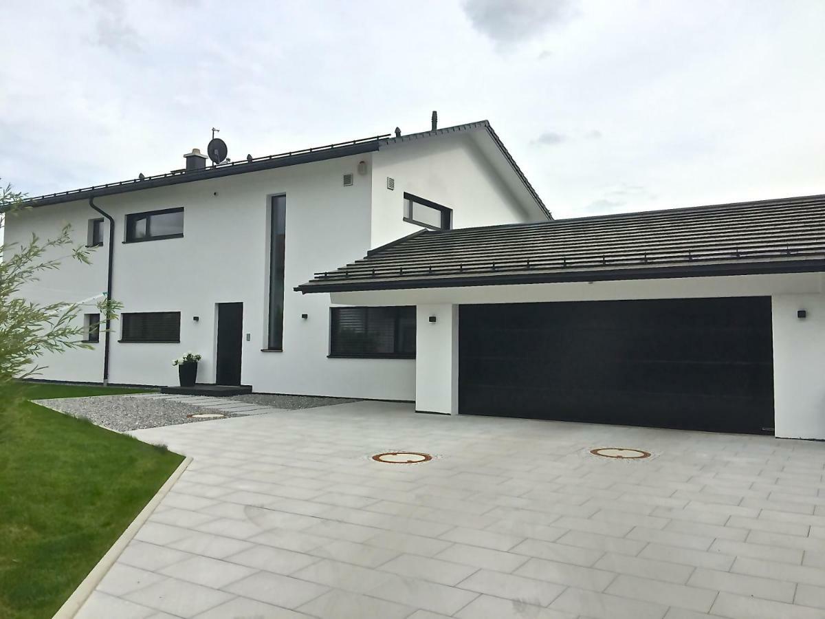 Ferienwohnung Black White Raubling Exterior foto