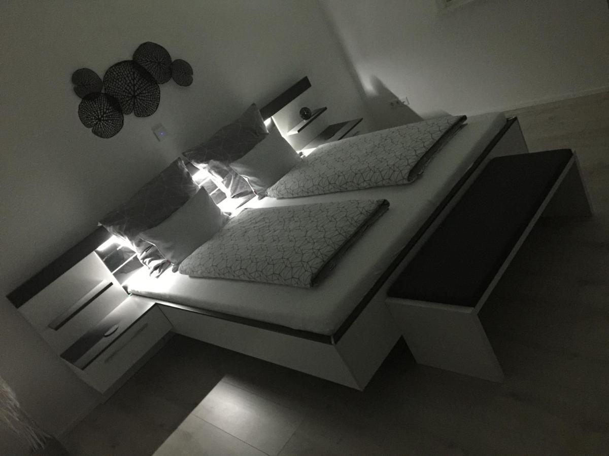 Ferienwohnung Black White Raubling Exterior foto